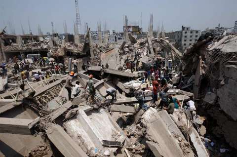 Derrumbe de edificio textil deja 110 muertos en Bangladesh
