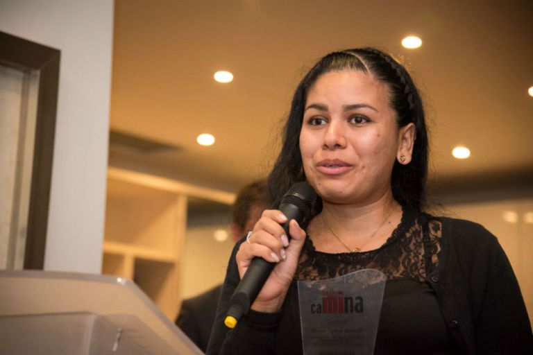 Mileyni Ramírez recibe premio por defensa de víctimas de minas antipersona