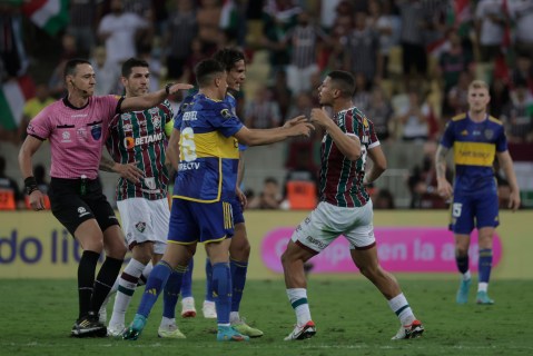 Columna de Antonio Casale: Demasiada camiseta