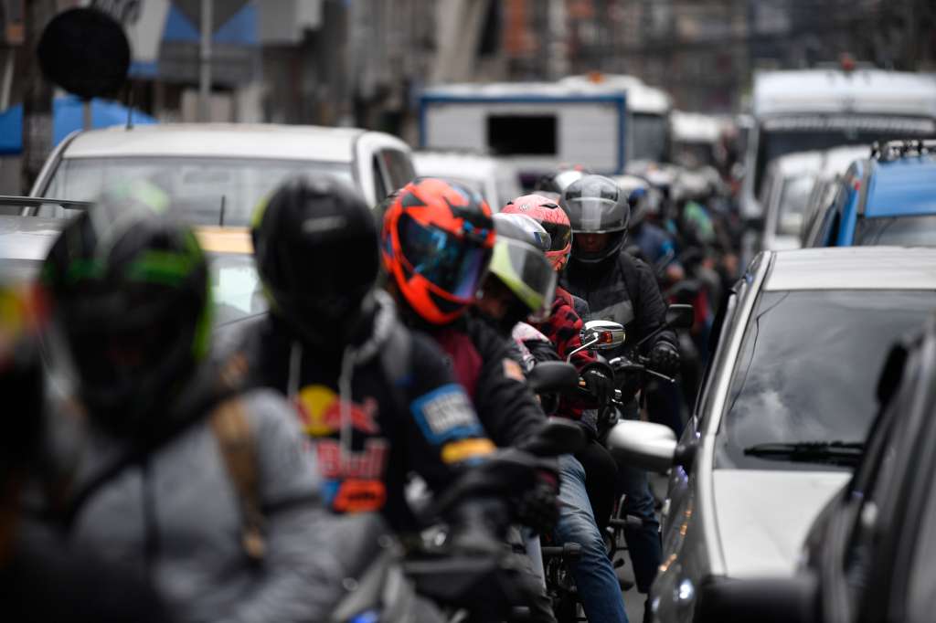 Trancones en el sector de Venecia al sur de Bogotá debido a las obras viales de la zona para el futuro puente de la av 68 con autopista sur