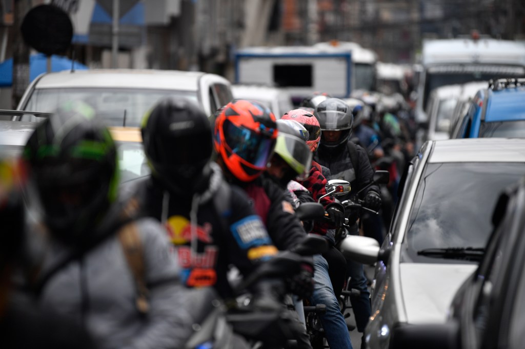 Trancones en el sector de Venecia al sur de Bogotá debido a las obras viales de la zona para el futuro puente de la av 68 con autopista sur