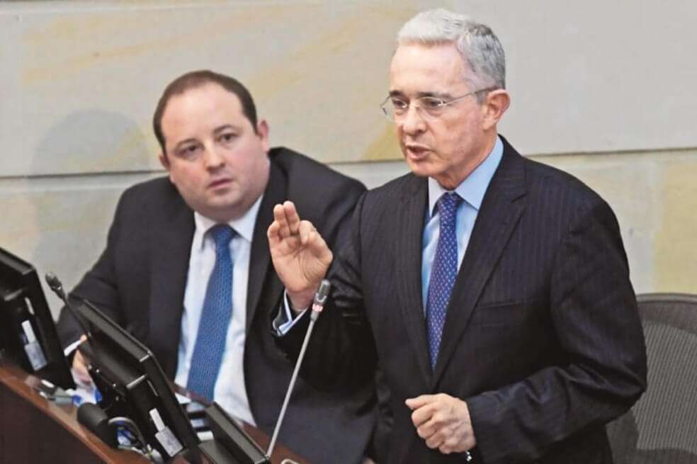 Durante su segundo período en el Senado, en 1993, Uribe se echó al hombro la reforma al sistema de seguridad social. Hoy Ley 100. El exmandatario dice que “es una visión de fantasía ideológica” asegurar que la Ley concibe a la salud como negocio y no como un derecho. / Gustavo Torrijos /El Espectador