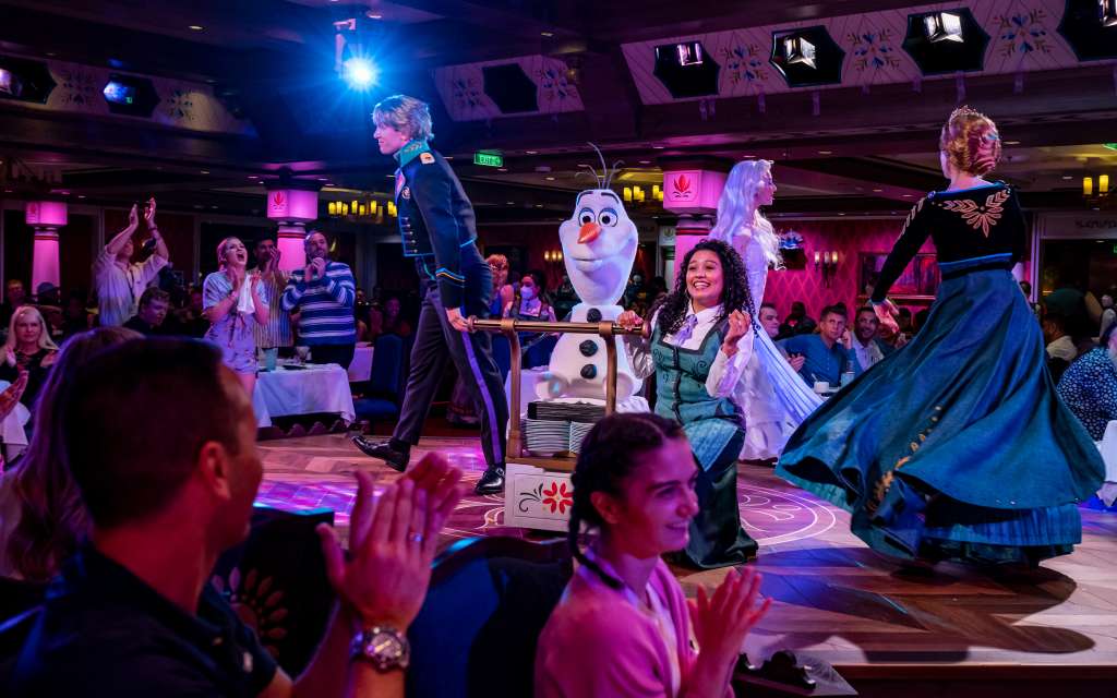 Sea parte de la primera experiencia culinaria teatral del mundo con temática de Frozen mientras se transporta al Reino de Arendelle a bordo del Disney Wish. Disfrute las presentaciones musicales de Elsa y Olaf mientras se deleita con platos de cocina gourmet de inspiración noruega.
