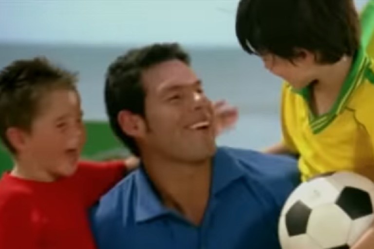 ¿Muy diferente? Así luce el niño del comercial de Frutiño, ahora canta en Morat