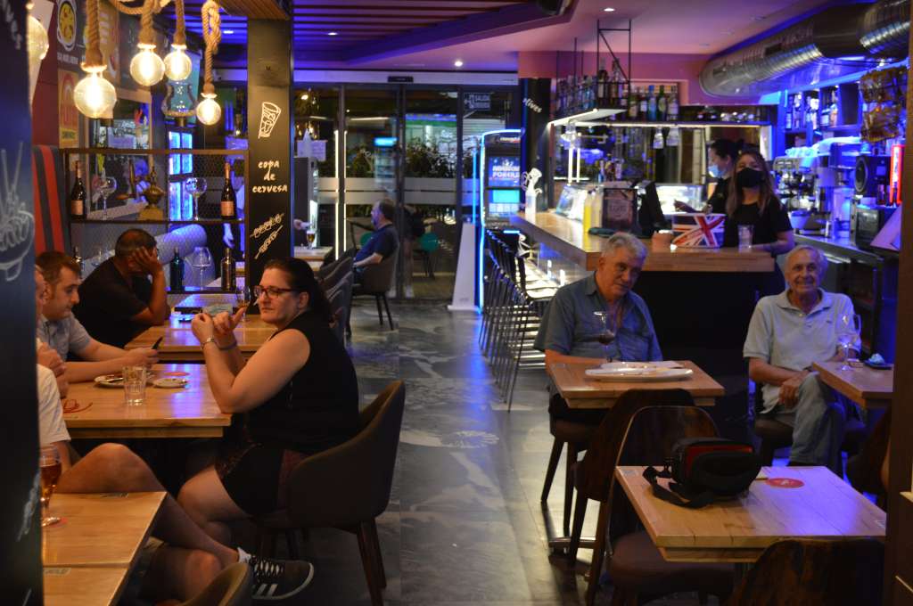 El ‘Level’ estuvo casi vacío durante todo el encuentro, mientras que los pocos clientes no prestaron casi atención al juego.