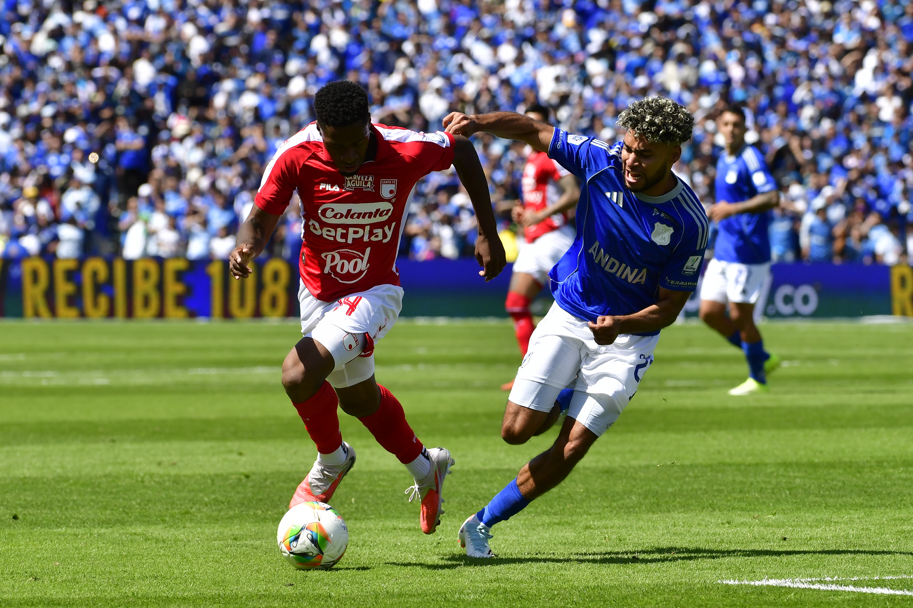 Jugador de Millonarios durante el compromiso ante Santa Fe en el Estadio El Campin de Bogotá