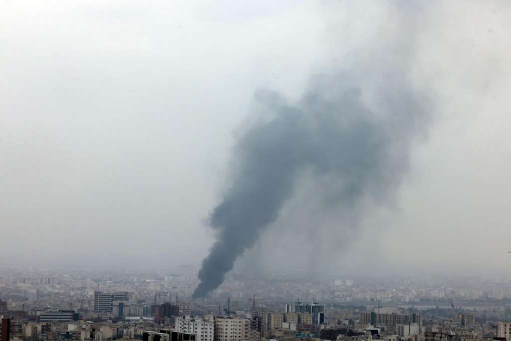TEHRAN (IRANRAN), 10/03/2026.- Smoke rises after an airstrike in central Tehran, Iran, 10 March 2026. A joint Israeli and US military operation continues to target multiple locations across Iran since the early hours of 28 February 2026. (Teherán) EFE/EPA/ABEDIN TAHERKENAREH