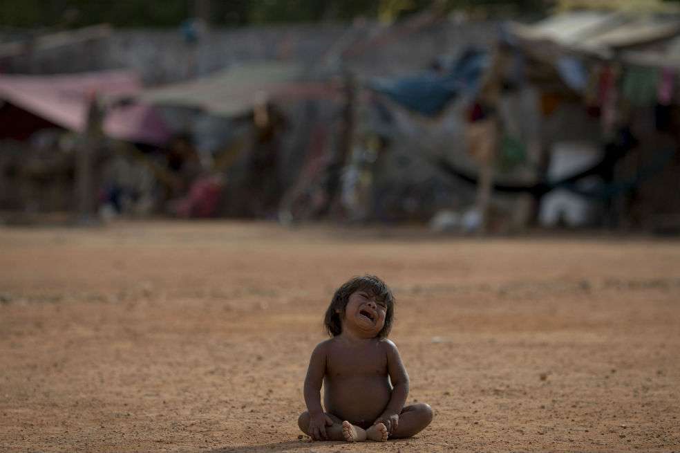 Un niño indígena venezolano que migró a Roraima (Brasil). / AFP