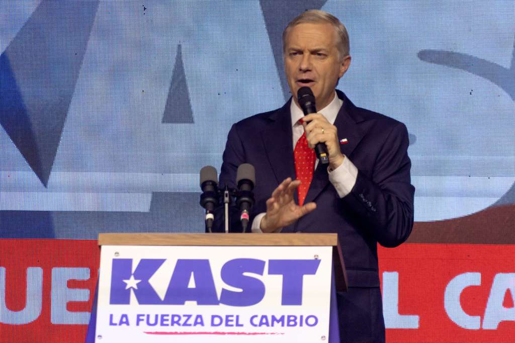 AME9862. SANTIAGO (CHILE), 16/11/2025.- El candidato a la Presidencia de Chile por el Partido Republicano y Social Cristiano, José Antonio Kast, habla tras conocer los resultados de las elecciones este domingo, en Santiago (Chile). Kast dijo que "hoy la oposición derrotó a un gobierno fracasado" y que "no supo dirigir los destinos del país“, tras quedar segundo en las elecciones presidenciales de Chile y pasar a la segunda vuelta contra la izquierdista Jeannette Jara. EFE / Ailen Díaz
