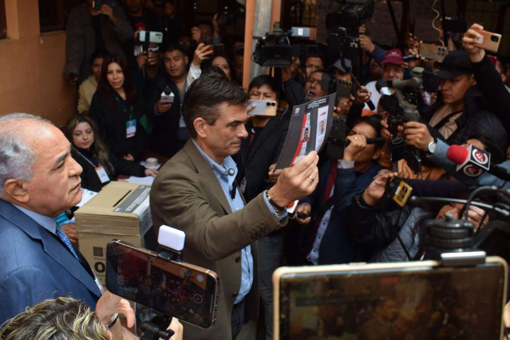 AME9659. TARIJA (BOLIVIA), 19/10/2025.- El candidato a la Presidencia de Bolivia por el Partido Demócrata Cristiano (PDC), Rodrigo Paz Pereira, muestra su voto este domingo, en la segunda vuelta electoral para escoger presidente y vicepresidente, en La Paz (Bolivia). Paz Pereira aseguró que Bolivia y el ejercicio del voto están "por encima de la guerra sucia" que ha marcado la campaña electoral para la inédita segunda vuelta que se realiza en esta jornada. EFE/ STR