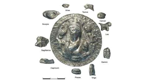 Encuentran medallón de plata de la diosa Afrodita en una tumba de 2.100 años
