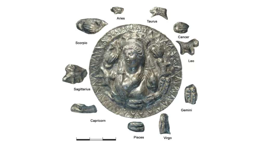 El medallón muestra 10 de los 12 signos del zodíaco.