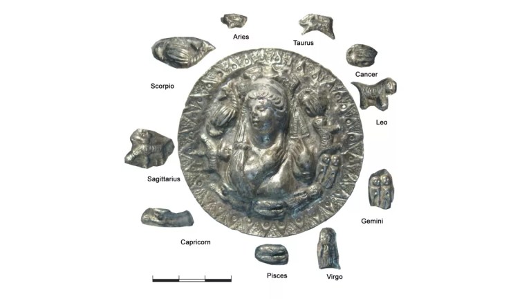 Encuentran medallón de plata de la diosa Afrodita en una tumba de 2.100 años