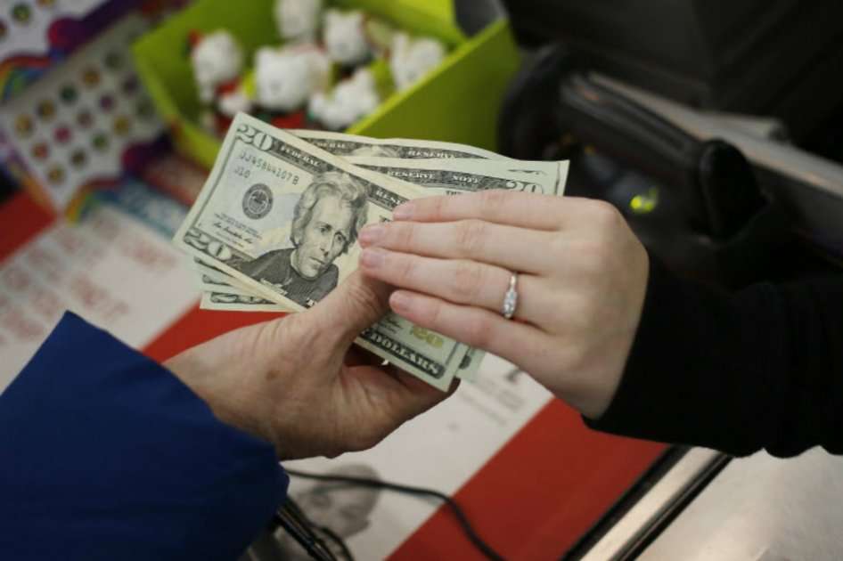 La baja del precio del dólar ayudará a la inflación a ceder. / Bloomberg News