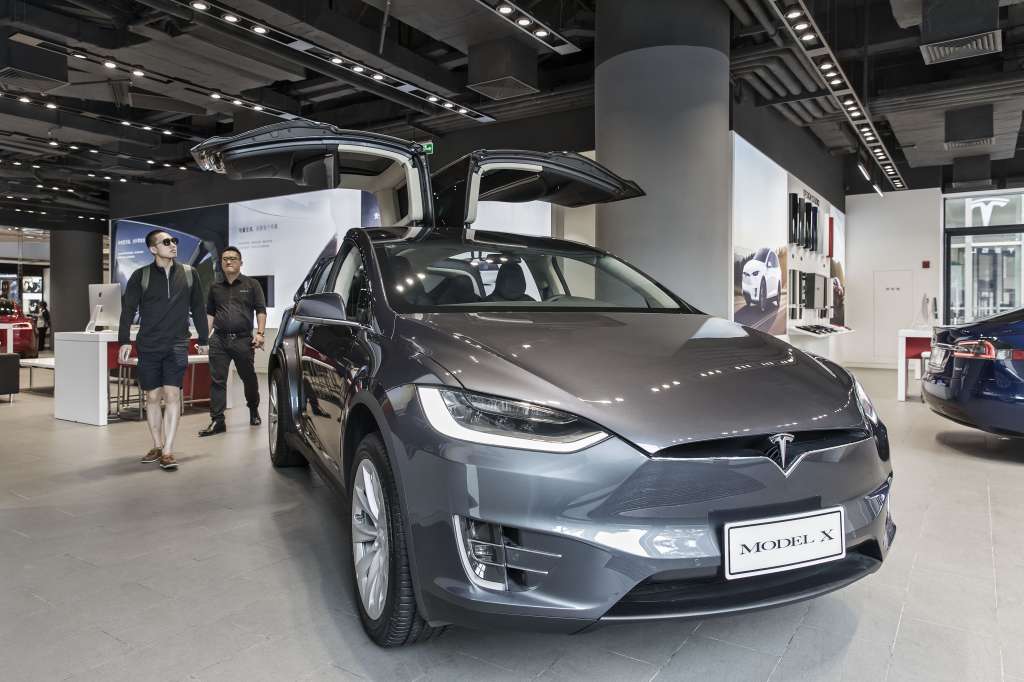 Imagen de referencia del Model X de Tesla, durante una exhibición en China. / Bloomberg News.