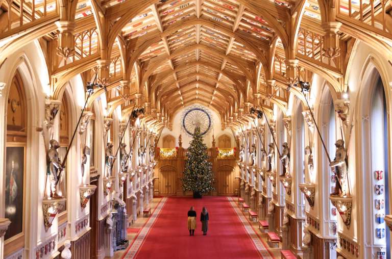 WINDSOR (United Kingdom), 27/11/2025.- St. George’s Hall at Windsor Castle is decorated with a 20-foot-high Nordmann Fir tree for Christmas in Windsor, Britain, 27 November 2025. The tree was grown in Windsor Great Park. The Christmas decorations can be viewed at Windsor Castle from 27 November 2025 to 05 January 2026. (Reino Unido) EFE/EPA/NEIL HALL