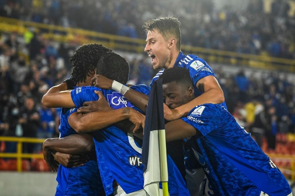Jugadores de Millonarios celebrando el gol de la victoria contra Cortuluá.