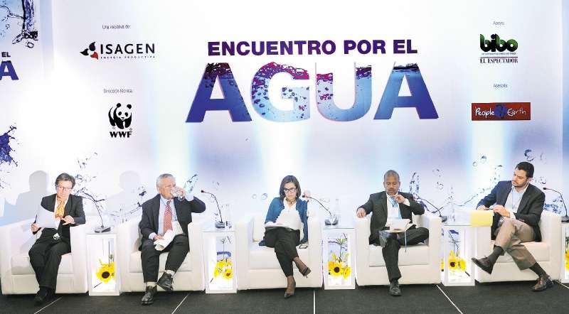 Claudia López, senadora de Alianza Verde; Carlos Álvarez, del Ministerio de Ambiente; María del Pilar García Pachón, de la Universidad Externado; Jorge Eliécer Prieto Riveros, senador Partido Verde, y Eduardo Behrentz, vicerrector de Desarrollo y Egresados de los Andes. / Mauricio Alvarado