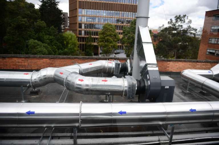 Los filtros garantizan que si se presenta un accidente, como que se riegue un frasco con virus, el aire salga limpio. El proceso se hace por medio de unas turbinas y unos ventiladores, que están ubicados dos pisos arriba, justo en el pasillo que conecta a la universidad con el Hospital San Ignacio.