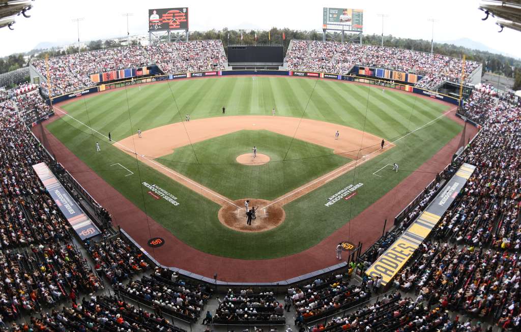 MEX3693. CIUDAD DE MÉXICO (MÉXICO), 30/04/2023.- Fotografía del estadio durante un juego de la temporada regular 2023 de la MLB Liga Nacional, entre los San Francisco Giants y los San Diego Padres hoy, en el estadio Alfredo Hart Helú de Ciudad de México (México). EFE/Madla Hartz