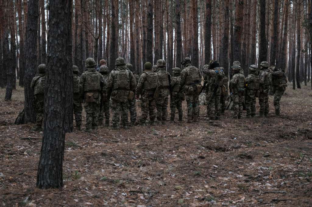 Kharkiv (Ukraine), 02/12/2024.- Foreign fighters attend a training with the 3rd Ukrainian Assault Brigade, at an undisclosed location in the Kharkiv region, Ukraine, 02 December 2024 (issued 03 December 2024). After the Russian invasion began in February 2022, the Ukrainian government regulated the gradual incorporation of foreign fighters into regular armed forces. The 3rd Ukrainian Assault Brigade opened its ranks to foreign fighters only recently, attracting a number of Colombian nationals. Foreign fighters who join the Ukrainian army sign an employment contract that gives them the same rights as Ukrainian soldiers. (Rusia, Ucrania) EFE/EPA/MARIA SENOVILLA