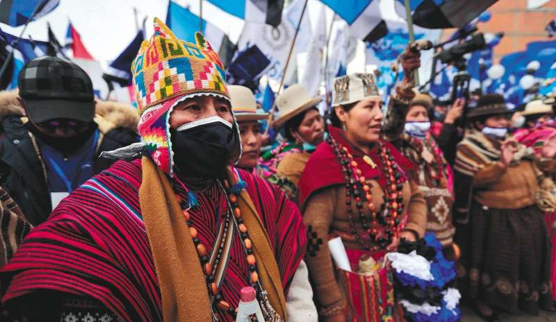 Sacerdotes aimaras realizan un rito a la Madre Tierra junto a cientos de seguidores del candidato Luis Arce, del Movimiento Al Socialismo (MAS). / EFE