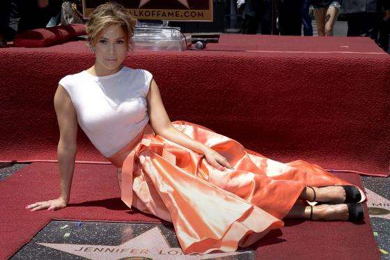 Jennifer López recibe su estrella en el Paseo de la Fama de Hollywood