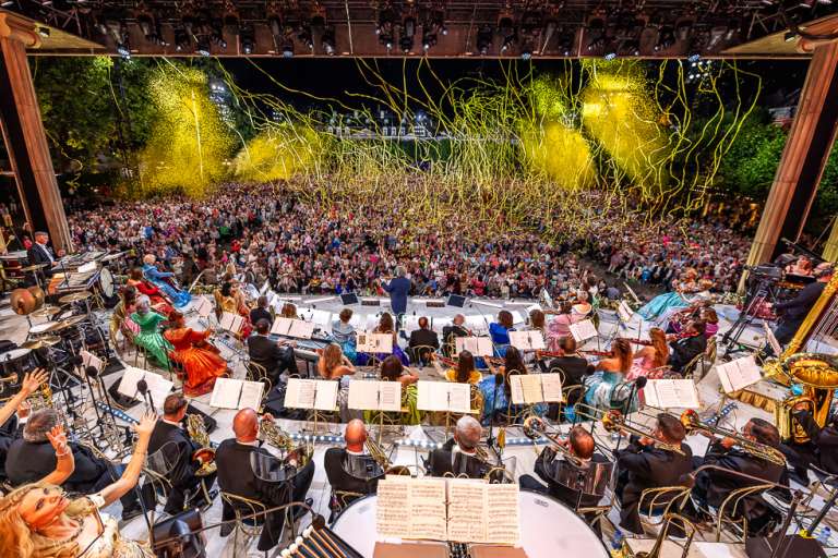 La orquesta Johann Strauss está conformada por 60 integrantes. Son una familia.