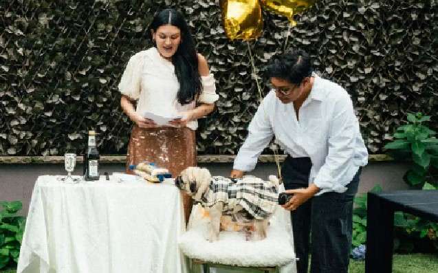 Durante el evento, una amiga de la pareja ofició una breve ceremonia que culminó con la tradicional hora, el baile en círculo característico de las celebraciones judías.