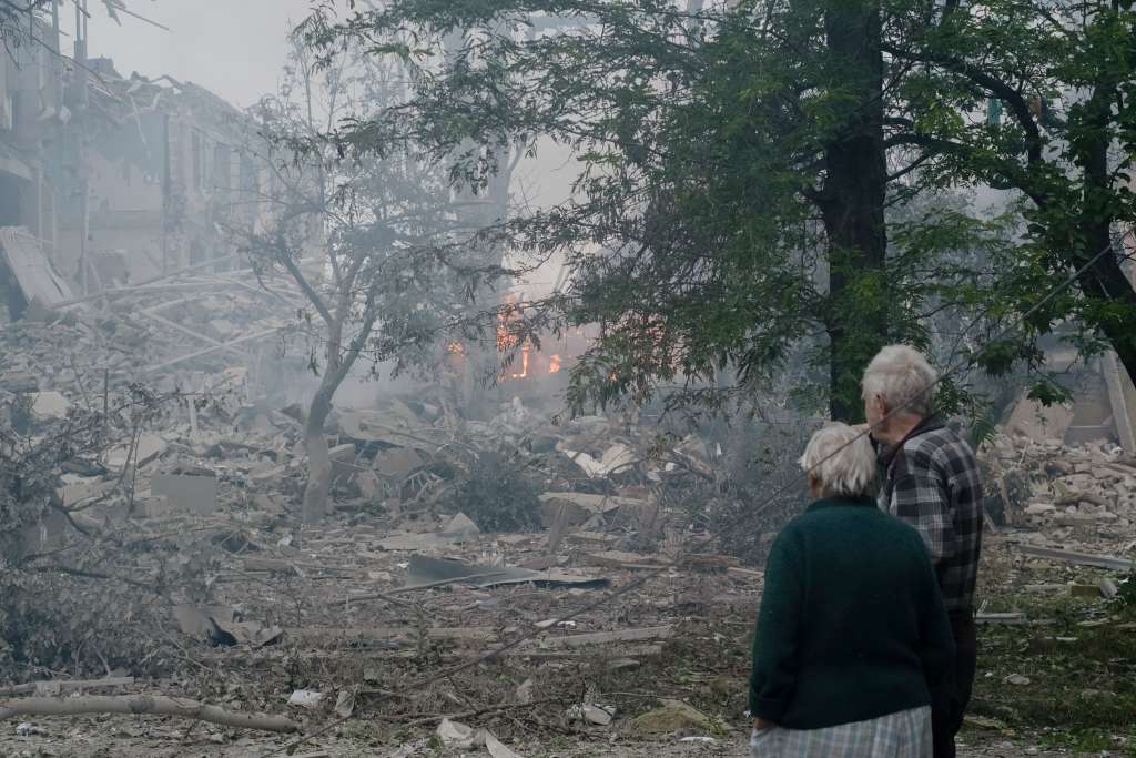 Kramatorsk (Ukraine), 21/07/2022.- An elderly couple stands near a damaged school after a missile strike hit the city of Kramatorsk, Donetsk region, eastern Ukraine, 21 July 2022. At least one person was killed after shelling hit the school and two others are feared under the rubble, the Ukrainian State Emergency Service said. Russian troops on 24 February entered Ukrainian territory, starting a conflict that has provoked destruction and a humanitarian crisis. (Rusia, Ucrania) EFE/EPA/GEORGE IVANCHENKO
