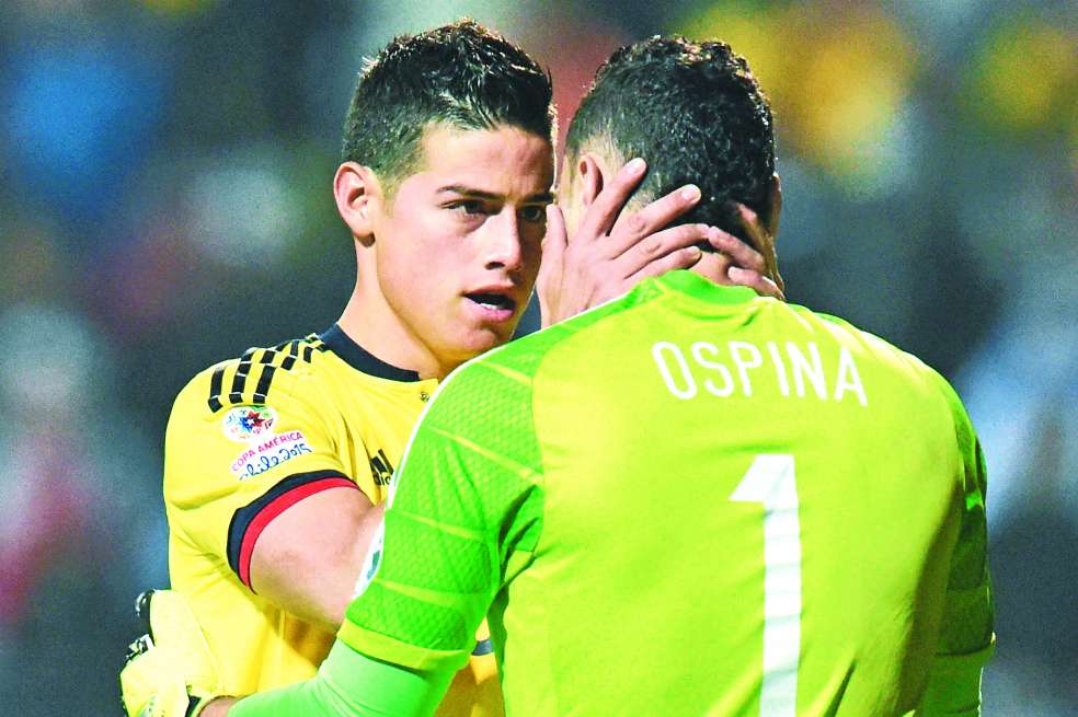 James Rodríguez y David Ospina antes de los cobros desde el punto penal. AFP