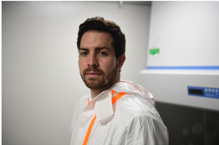 Sebastián Velandia es el oficial de bioseguridad y se encarga de monitorear 24/7 este laboratorio y de velar porque todas las normas de bioseguridad se cumplan.