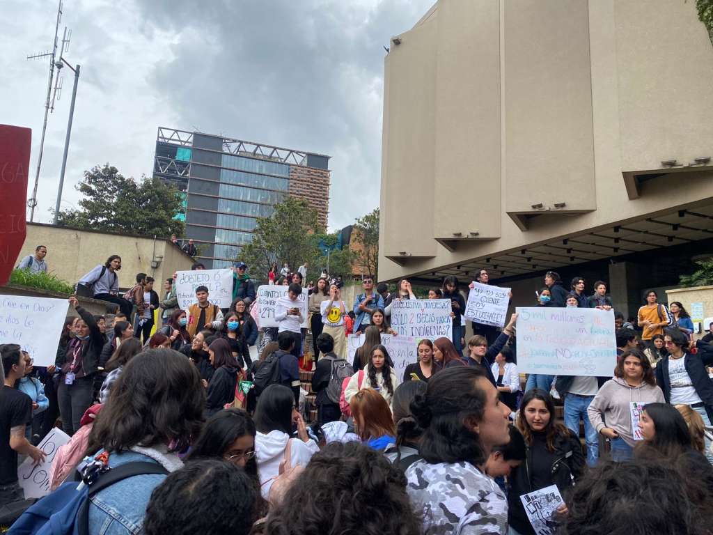 Los estudiantes de la Universidad Javeriana entraron en paro por causa del incremento en el costo de las matrículas en todos los programas académicos que brinda la institución