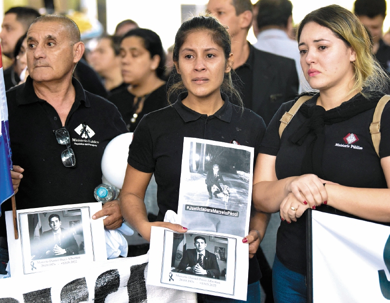 Fiscales paraguayos rindieron homenaje en Asunción al fiscal antidrogas Marcelo Pecci, asesinado en la isla de Barú. / AFP
