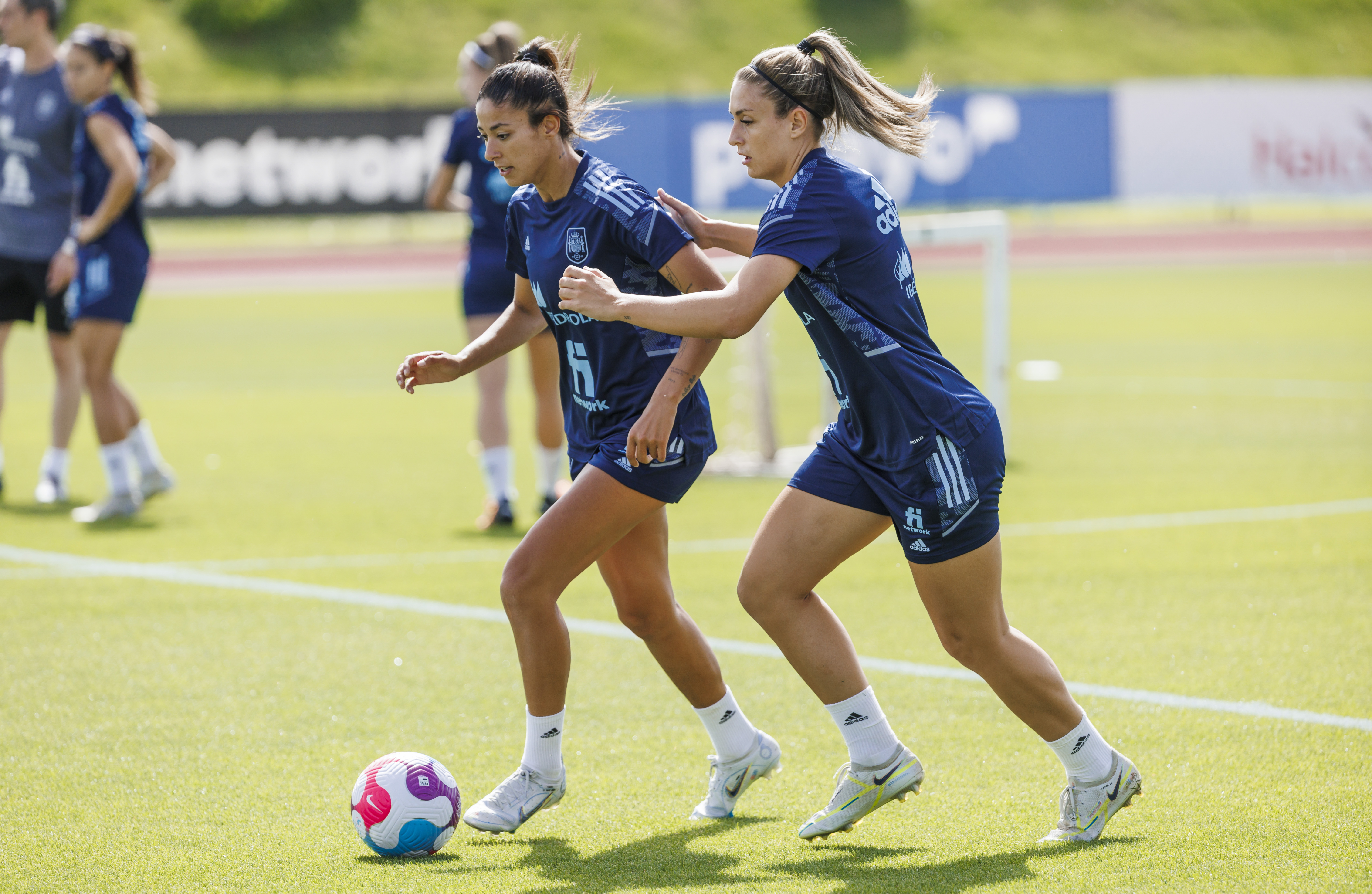 GRAF795. MADRID, 13/06/2022.- Las jugadoras de la selección española de fútbol durante el entrenamiento llevado a cabo este lunes en la Ciudad del Fútbol de las Rozas. EFE/Pablo García/RFEF/SOLO USO EDITORIAL/SOLO DISPONIBLE PARA ILUSTRAR LA NOTICIA QUE ACOMPAÑA (CRÉDITO OBLIGATORIO)