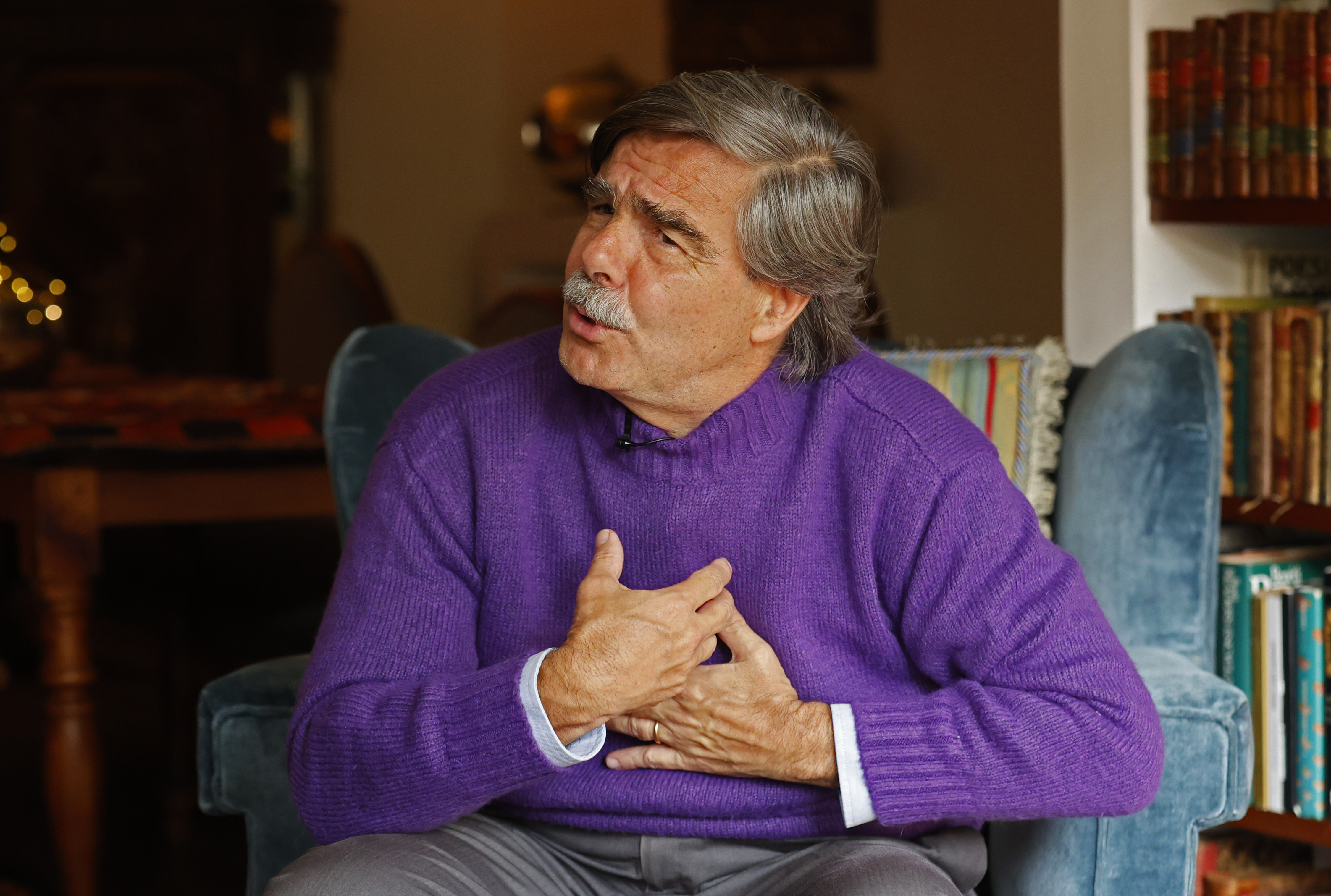 ACOMPAÑA CRÓNICA: GARCÍA MÁRQUEZ - AME9160. BOGOTÁ (COLOMBIA), 09/12/2022.- El escritor colombiano Gonzalo Mallarino Flórez habla durante una entrevista con EFE, el 6 de diciembre de 2022, en Bogotá (Colombia). Hace 40 años, en el frío diciembre de 1982, Gabriel García Márquez recibía en Estocolmo el Premio Nobel de Literatura, un reconocimiento a su genialidad para plasmar en novelas a "todo un continente", recuerda el escritor colombiano Gonzalo Mallarino Flórez, que fue testigo de ese momento histórico. EFE/ Mauricio Dueñas Castañeda