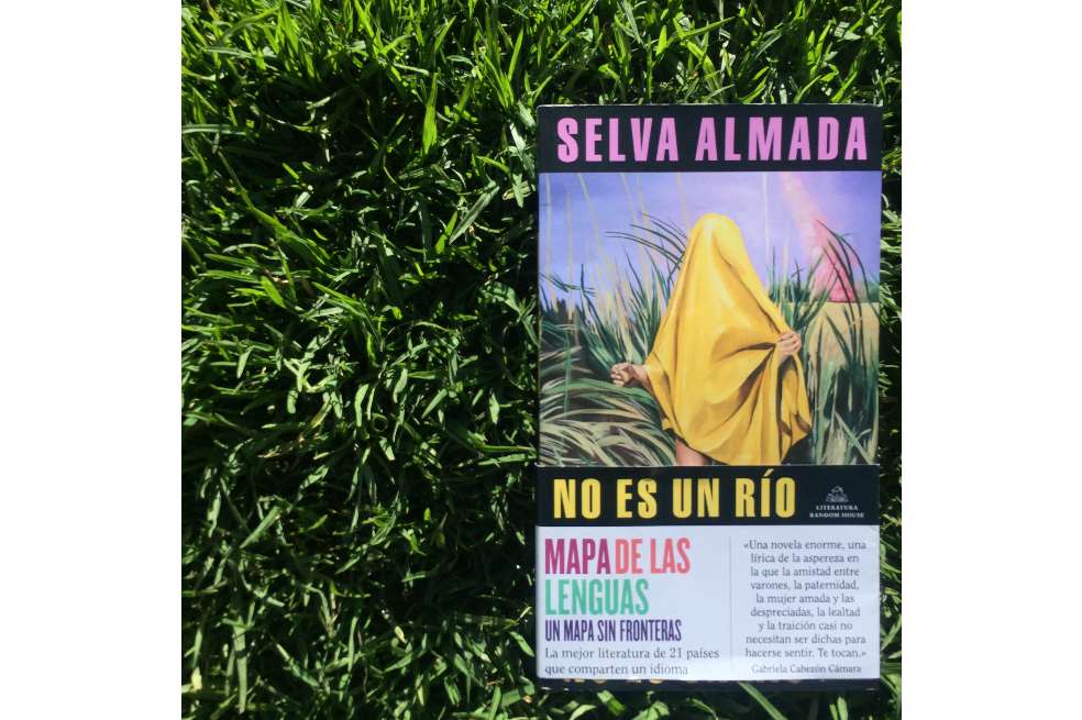 Portada de la novela "No es un río" (2020), de Selva Almada, quien afirma que el provincianismo bien puede ser "una poética que también es política".
