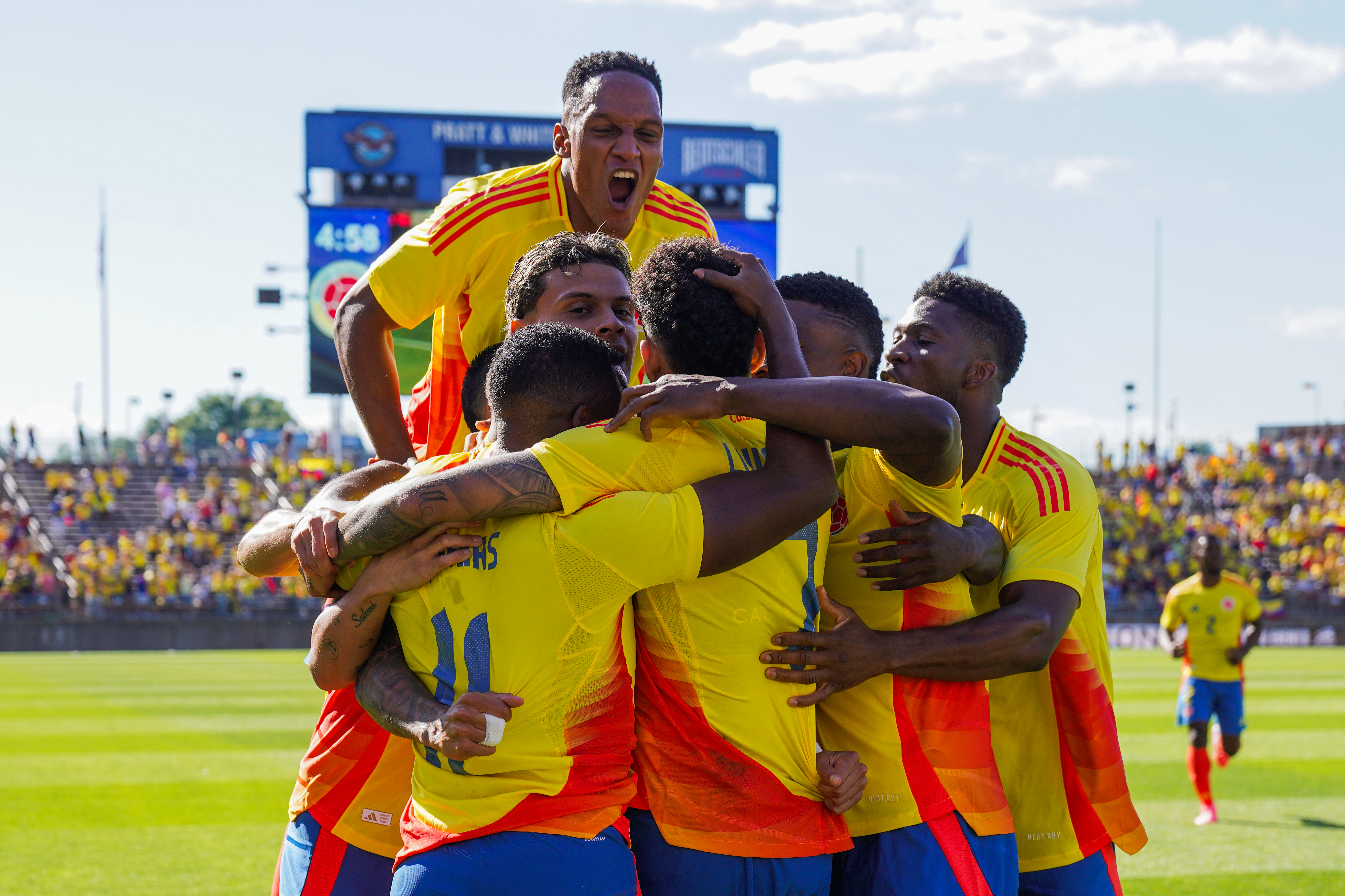 . EAST HEATFORD (ESTADOS UNIDOS), 15/06/2024.- Jugadores de Colombia celebran un gol ante Bolivia este sábado, en un partido amistoso internacional entre las selecciones de Colombia y Bolivia en el estadio Rentschler Field en East Heatford (EEUU). EFE/Joe Buglewicz