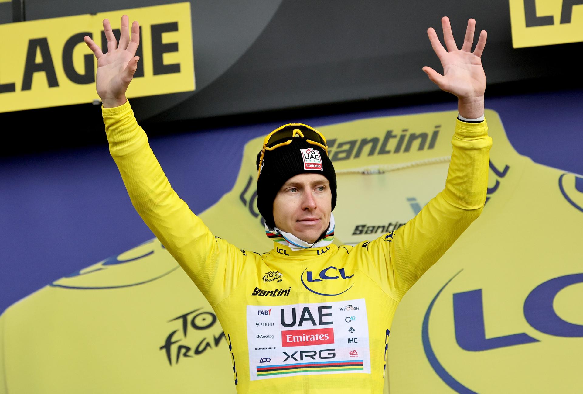 LA PLAGNE (France), 25/07/2025.- Yellow Jersey overall leader Slovenian rider Tadej Pogacar of UAE Team Emirates waves on the podium after the 19th stage of the Tour de France cycling race over 93.1 km from Albertville to La Plagne, France, 25 July 2025. (Ciclismo, Francia) EFE/EPA/CHRISTOPHE PETIT TESSON
