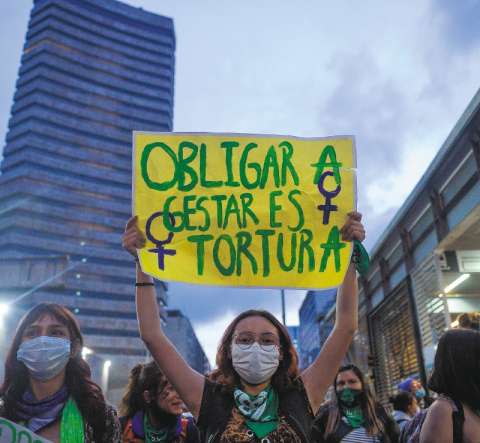 Ponencia plantea que el aborto no sea delito porque se discrimina a las mujeres