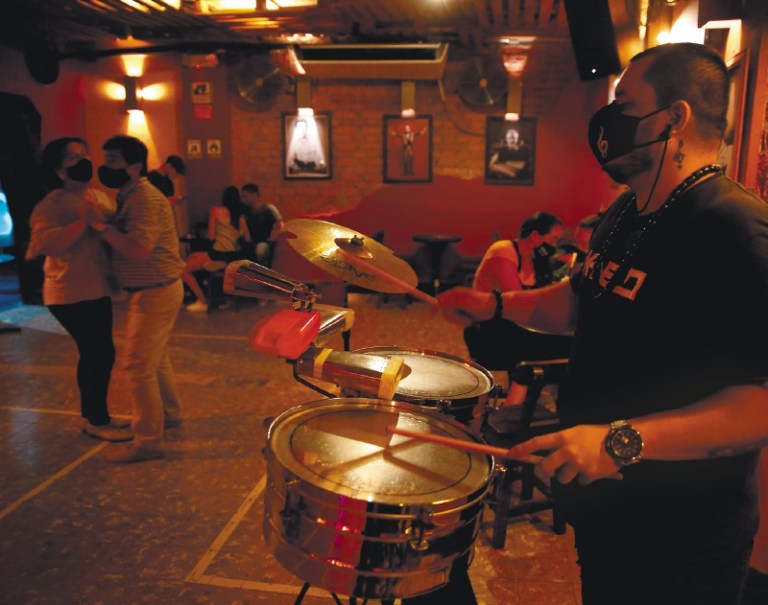 ¿Por qué en restaurantes y bares de Cali se mantendrá el uso del tapabocas?