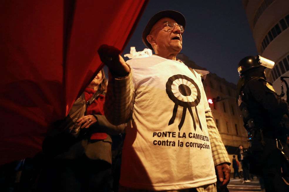 Los peruanos exigieron en una marcha incrementar lucha contra la corrupción. / AFP