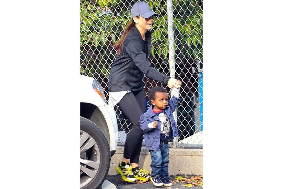 Sandra Bullock y su hijo Louis. / Bang Showbiz