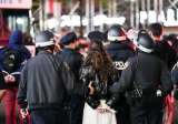 Nueva York: video de mujer arrestada por error frente a su hija se hizo viral
