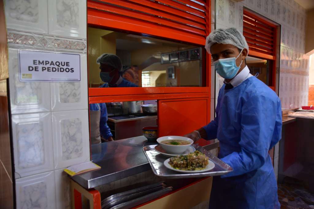 Restaurante tradicional, autorizado para brindar sus servicios, con medidas de bioseguridad para prevenir el Covid-19.