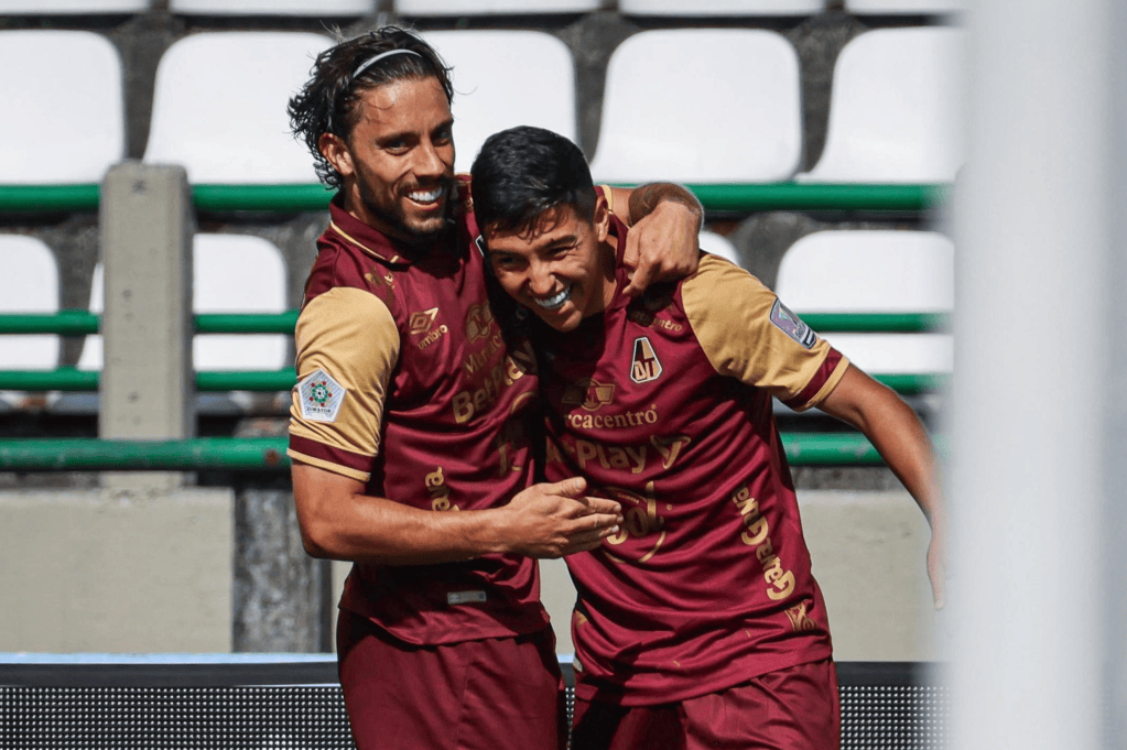 Samuel Velásquez (der.), el autor del único gol del partido.