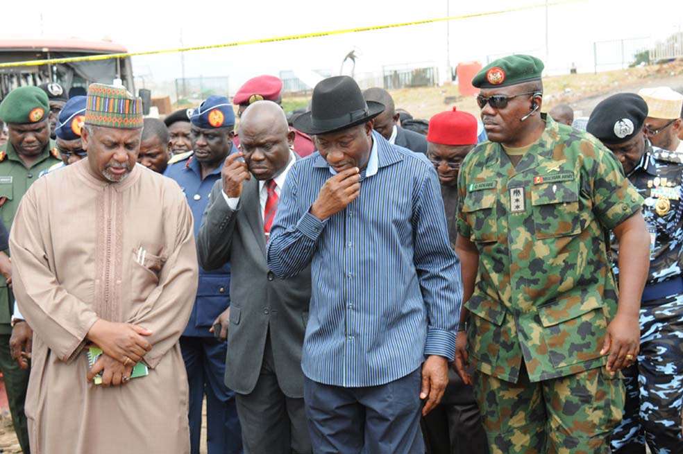 El presidente Goodluck Jonathan (centro) visitó una zona atacada por Boko Haram. / AFP