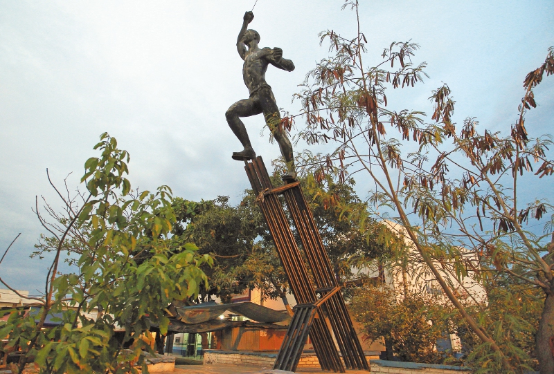“El Prometeo de la libertad" es la estatua que fue levantada en memoria de las víctimas de la masacre de las bananeras en 1928.
