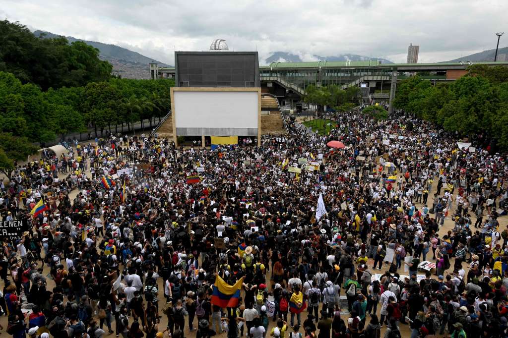Músicos participan en una protesta contra el gobierno del presidente Iván Duque en Medellín, Colombia, el 5 de mayo de 2021. Estudiantes, sindicatos, indígenas y otros sectores convocaron el miércoles a una nueva jornada de protestas que completa una semana de presión contra el presidente Iván Duque. con disturbios que han dejado una veintena de muertos. Lo que comenzó como una manifestación pacífica el 28 de abril en rechazo a una reforma tributaria ya retirada se convirtió en las protestas antigubernamentales más graves desde que llegó al poder en 2018.