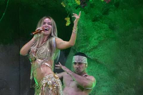 Karol G recibió inesperada propuesta de matrimonio durante concierto en Los Ángeles